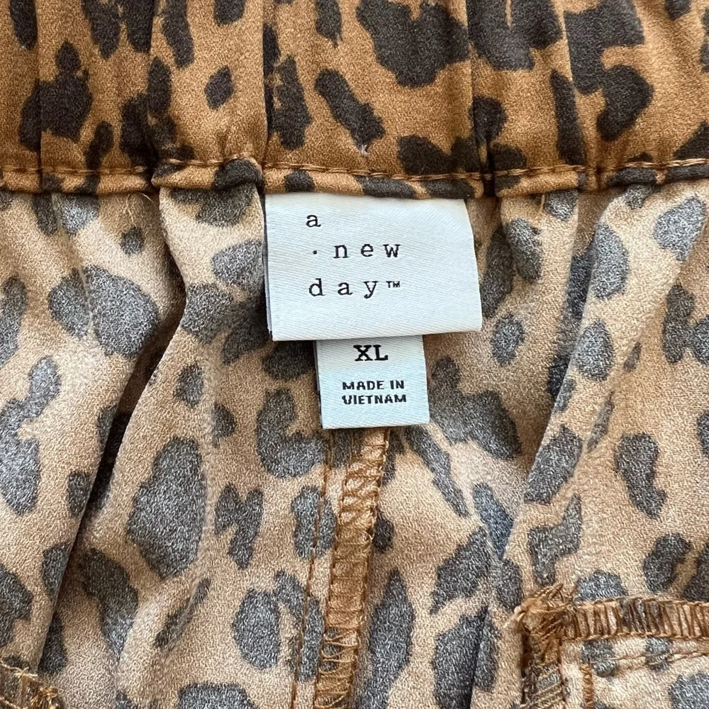 A New Day Woman’s Extra Large Leopard Print Shorts w/Matching Belt